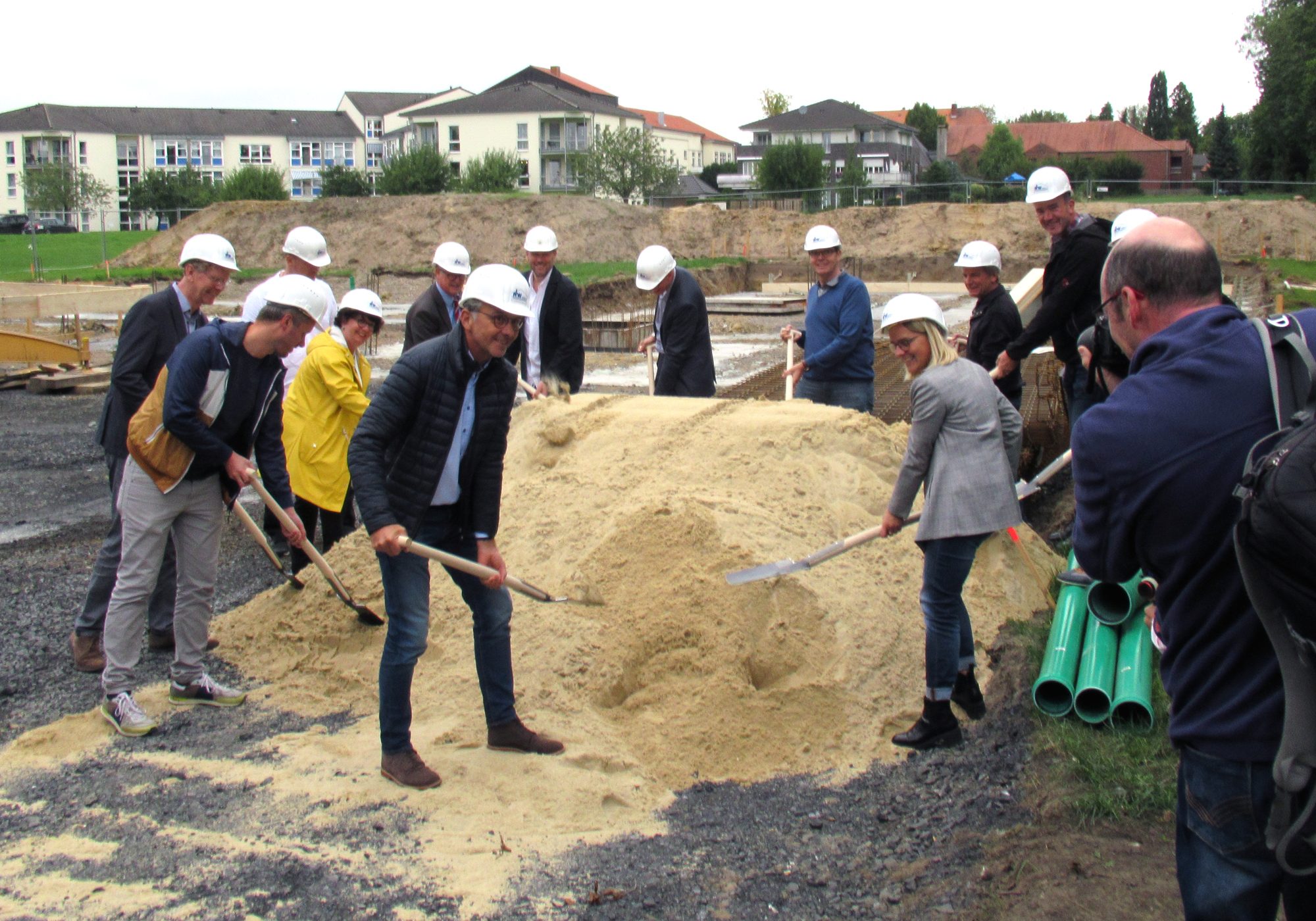 Neubau – Erster Spatenstich in großer Runde